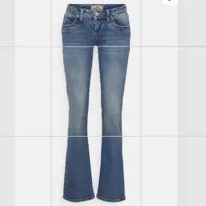 Super snygg lågmidjade byxor som är lite utsvängda. De är helt oandvända valerie ltb jeans då jag köpte i fel storlek! Nypris 850kr
