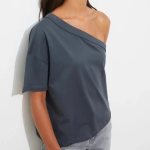 Sjukt snygg tröja perfekt till fest!!🖤🖤🖤 - Så najs tröja perfekt till fest!🖤Så skön och endast använd 2 gånger så i nyskick😊Slutsåld så går inte heller att få tag i! Passar till allt😉Köpt för runt 350 kr🖤Skriv för fler bilder😅Älskar att den är off-shoulder! 