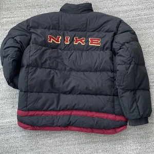 Nike puffer  - Vintage nike puffer i väldigt fint skick, finns ingen tag men sitter som M herr skulle jag säga 