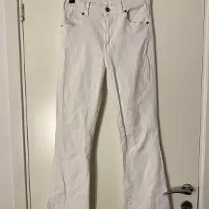Vita boutcut jeans från Dr.Denim i storlek L32. En liten grå fläck på ena benet som går bort med fläckborttagning.