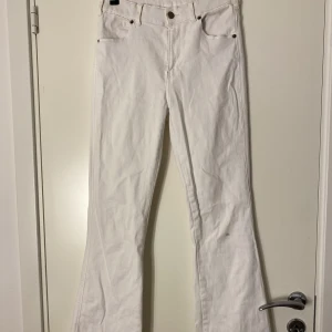 Boutcut jeans - Vita boutcut jeans från Dr.Denim i storlek L32. En liten grå fläck på ena benet som går bort med fläckborttagning.