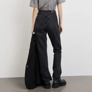 Jeans strl 38 - Svart/gråa jeans från Gina tricot. Går över skorna på mig som är 178cm.  Pris går att diskutera! 