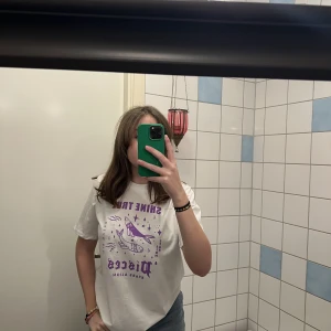 Stjärnteckens t-shirt (fisk)  - Söt t-shirt från hm Oanvänd, prislapp kvar  Säljer då den inte kommer till användning  