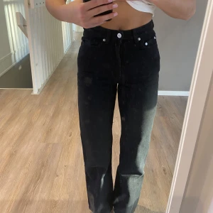 Weekday jeans  - Svarta weekday jeans i modellen Rowe. Säljer för att dom blivit försmå. Väldigt sparsamt avända!