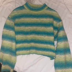 Stickad tröja  -  En akut snygg stickad ginatricot tröja, väldigt skön att ha på sig och funkar till de flesta färger på byxor! Väldigt fina detaljer på armarna och nedtill även mönstret på tröjan är väldigt fint och fina starka färger, köparen står för frakt❤️