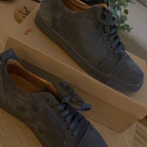 Christian Louboutins - Säljer mina loubs! Super fint skick använd fåtal gånger Storlek 44 Pris kan diskuteras  Är. Öppen för byten!