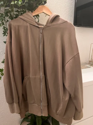 Brun Kofta från Zara - Brun overzizef kofta från Zara. Perfekt till höst.