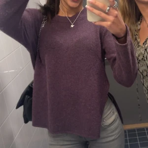 Röd/lila stickad tröja  - Säljer nu min rödlila stickade tröja. Jag är en XS/S och det är jag på bilden. Mjuk och skön och dessutom unik. Köpt på arkivet för 295kr. Finns ingen lapp som säger vart den är ifrån dock. Så fin till ett par gråa jeans! Inga slitningar 