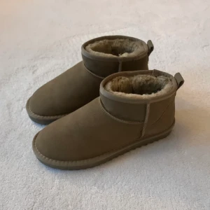 Uggs-skor - Helt oanvända brungråa Uggs-liknande skor som är väldigt lika äkta och är i riktigt bra kvalitet! Är i stl 39 och är tyvärr liite för små för mig, skulle säga att dom passar en 38 💞