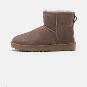 Uggs!! - Säljer mina super bekväma uggs perfekt nu till höst/vinter, säljer för de är för små för mig, andvändt fåtal ggr och de är nyskick och de finns inga märken på att de är andvända 💕 kom privat för fler bilder, pris kan diskuteras, passar även strl 38-40