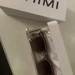 Chimi 04 Ecru - Säljer mina chimis, max använda 2 gånger. Så dem är som nya. Säljer dem pga att dem inte passade mig så bra. Nypris: 1200 kr. Hör gärna av dig vid intresse!😁