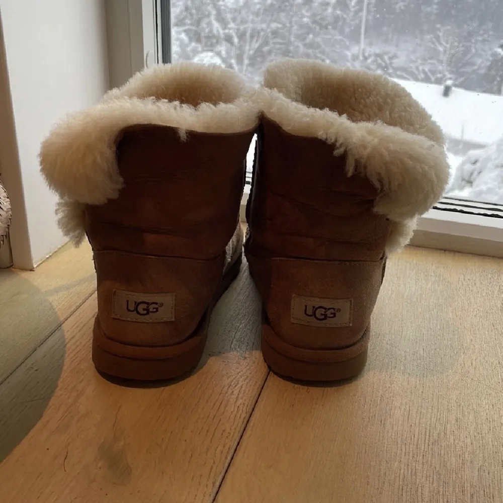 Jättefina äkta UGGs som inte är så slita sulan är som ny 👌🏻priset går att pruta och säljer pågrund av lite användning och lite små. Skor.