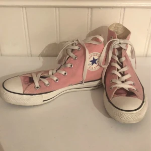 Converse  - Storlek 37,5. Något mörkare än vad bilden visar 