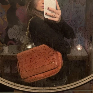 Orange väska Jerome dreyfuss  - Tänkte kolla om det finns något intresse för denna oreange/brun väska från jerome dreyfuss. Bra skick. Kedjan går att ha både crossover eller över axeln som jag har på första bilden. Skriv för mer bilder och mått😇 kan gå ner i pris vid snabb affär