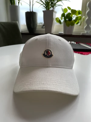 Moncler keps  - Moncler keps. Knappt använd köpt från NK i Göteborg kvittot kvar och påsen ny pris 1100kr 