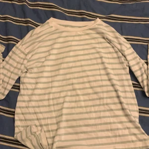 Grön vit randig tröja från lager157 - Fin vit grön randig tröja från lager 157🤍💚storlek:S