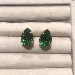 Caroline svedblom örhänge  - Säljer dessa örhängen, helt nya!  Guld och stenen är mörkgrön! 