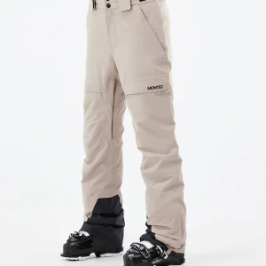 Montec Snowboard/ skidbyxor - Nyköpta för 1599kr årets vintersäsongen 2022. Endast använda ett fåtal gånger men lägger nu ut dem för försäljning på grund av att dem blivit för stora för mig☺️ Dem har en hög midja och stora i vaderna så dem är anpassade för pjäxor och boots. Superfin byxa i en ljusbeige färg ganska snarlik sand-färg. Kan skicka bild om det önskas på passformen på mig som är 158cm lång🥰 Köparen står för frakt! Kan även mötas upp i Varberg! 