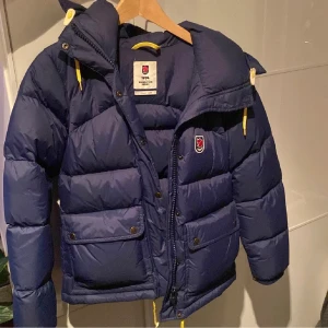 Fjällräven jacka - Väldigt varm och mysig fjällräven jacka i fint skick! Storleken är xs, men skulle även säga att jackan passar större storlekar. Kan tänka mig att gå ner i pris vid snabb affär💖