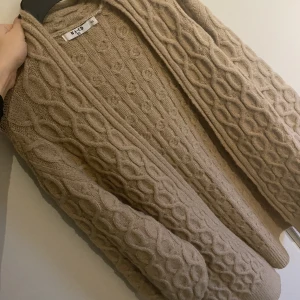 Lång kofta NAKD - Lång superskön kofta från NAKD som endast använts en gång. Säljer då jag har flera färger. I superbra skick! Passar XXS-S.