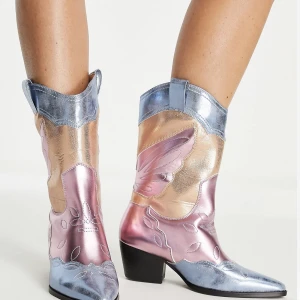 Cowboy boots i metallic  - Fick så många frågor om dessa skor på lolla palooza.   Nu låter jag de gå vidare till någon annan. Använda en gång så de är i nyskick. 
