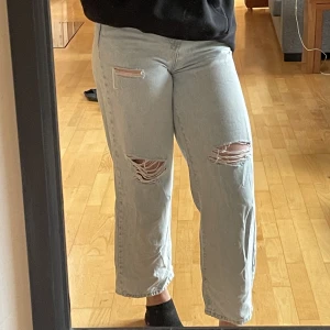 Jeans - Ljusblåa jeans med hål i stl 34 men passar också mig som brukar ha 36. 