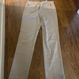 Kostym byxor  - Sparsamt använda kostym byxor, sitter jätte fint! Hör av er för fler bilder! 