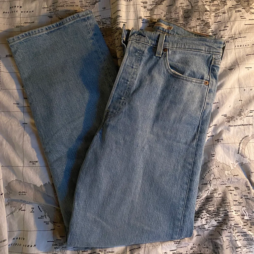 Levis ribcage i nytt skick, använda 1-2 gånger💓 Storlek W28L29 och går precis till foten på mig som är 170💓 nypris 1299kr, mitt pris 550kr💓. Jeans & Byxor.