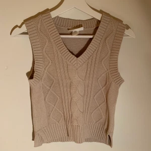 Väst monki - Beige stickad väst från Monki i storlek XS. Perfekt nu till höst och vinter! Nästan aldrig använd ❣️