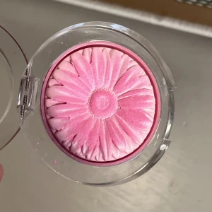 Clinique blush 04 plum pop  - Knappt använd! Se bilder för skick! Färg: 04 plum pop. Frakt: 26kr (frimärken) eller 52kr (spårbart)