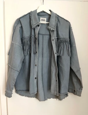 Zara jeansskjorta - Så snygg jeansskjorta från Zara med fransar Använd en gång 