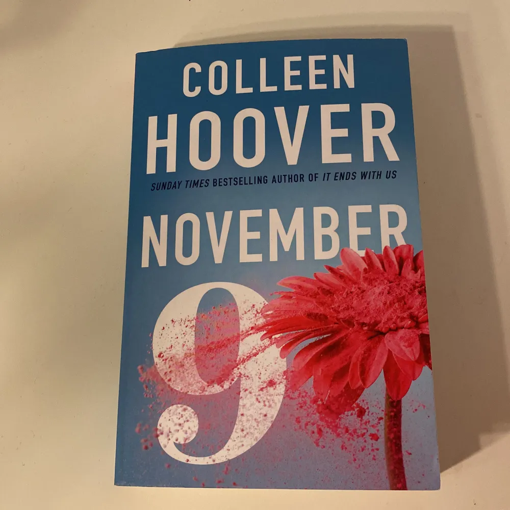 November 9 av Colleen Hoover, en super bra bok, ryggraden är INTE knäckt.  Köparen står för frakten. Betala med Swish. Övrigt.
