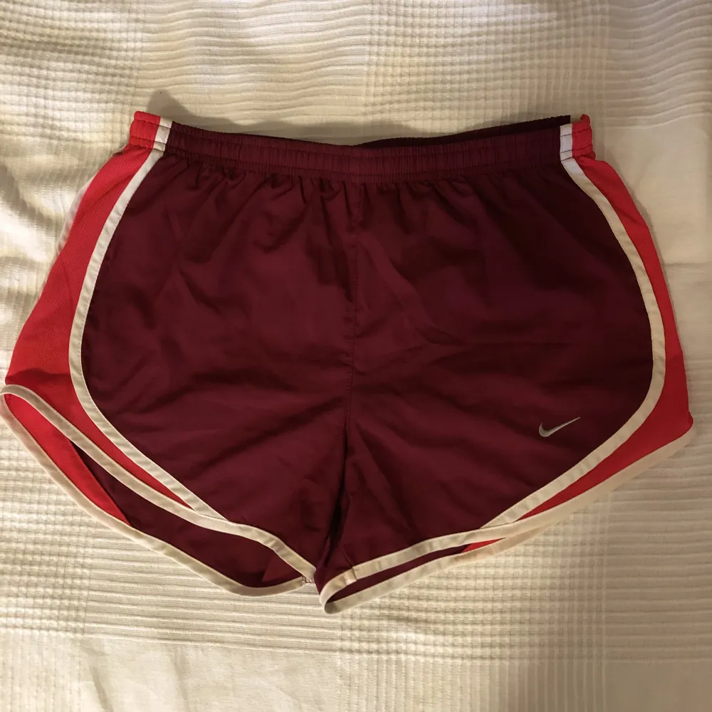 Säljer dessa Träningsshorts från Nike då jag aldrig använt dem. Väldigt bra skick!. Shortsit.