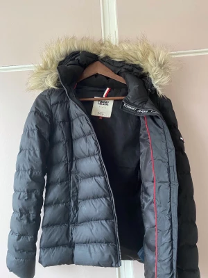 Tommy Hilfiger Vinterjacka - Säljer min vinterjacka då det inte är min stil längre, bara använd 1 tidigare vinter. 
