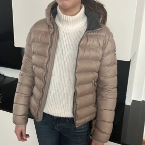 Colmar jacja - Säljer min beiga colmar jacka. Den är i väldigt bra skick, använd ett fåtal gånger. Har en liten färgfläck på ryggen men man tänker inte så mycket på det🤍🤍