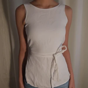 Vit linne från zara - Vit linne som man kan knyta runt midjan, knappt använd bra skick 