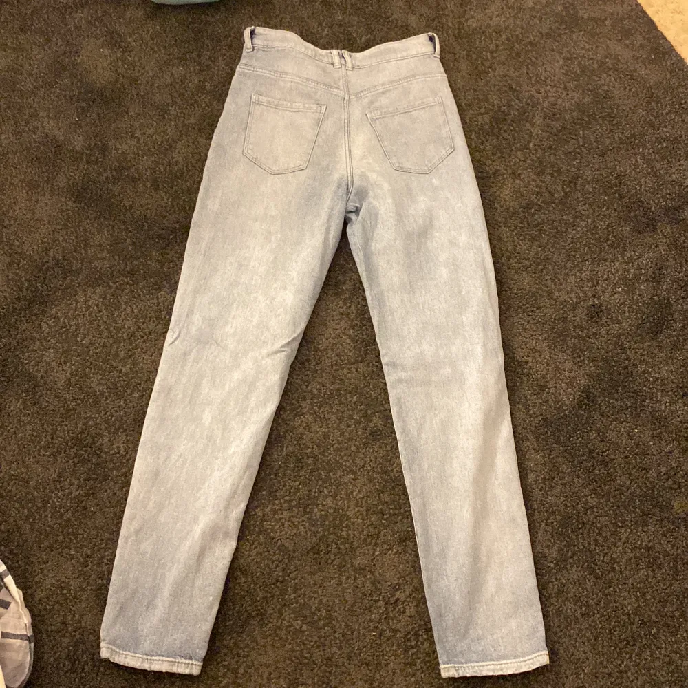 Ett par super fina slinta jeans. De är ifrån h&m och är i storlek 164. De passar mig bra i både längd och storlek och jag är 165cm lång och har oftast S eller M. De är köpta för några år sen men har inte blivit använda på ungefär ett år. . Jeans & Byxor.