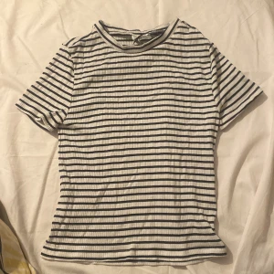 Randig topp  - Randig topp från H&M. Skriv innan köp. 