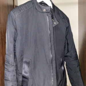Hugo Boss Jacka - Det är en Hugo boss jacka. Jag jaft den i 1 år, relativt bra skick nästan som ny. Har inte använt den så mycket. Den har tre st fickor.