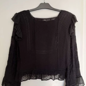 Söt Zara blus - Blus från Zara Woman- premium denim collection. Storlek M men passar mig som är S också, den sitter löst. Använd 3-4 ggr endast. Tar Swish 
