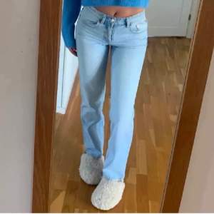 Ljusblåa mid rise jeans från zara💞helt slutsålda på hemsidan💕har egna bilder