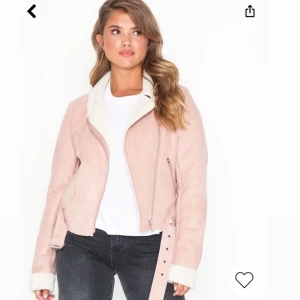 Mockajacka  - Rosa bikerjacka med mockaimitation och foder. Använd ett fåtal gånger. Tajt passform så fungerar även till mindre storlekar. Nypris: 699kr