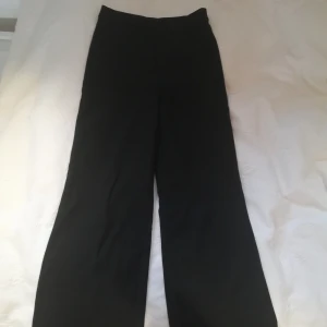 Kostymbyxor - Högmidjade kostymbyxor med rak modell. Storlek 34 och passar som 34 också. Frakt inkluderad i priset (49kr). Bra skick. 