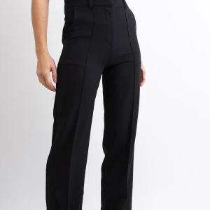 Kostymbyxor  - Svarta kostymbyxor från madlady, storlek xs. Jättefina men tyvärr lite små för mig. Bra längd på mig som är 164 cm. Köpta för 500kr.