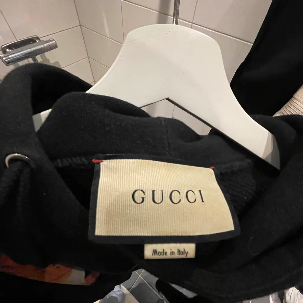 säljer min Gucci hoodie perfekt skick  Sitter oversized den har nemligen stl XS Passar mig perfekt som är 178-180 Nypris 25000kr. Hoodies.