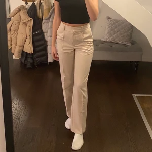 Beigea kostymbyxor från NA-KD - Superfina och knappt använda NA-KD Reborn kostymbyxor som tyvärr är lite för korta för mig. Jag har vanligtvis storlek 34 och är 168 cm lång💗