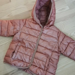 Vinterjacka från zara. - Vinterjacka från zara, fint skick! Stl.92