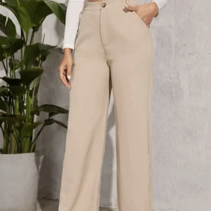 Beiga kostym byxor - Ett par beiga kostym byxor från Shein som är helt oanvända.🤎 Ordinarie pris: 189kr Nypris: 110kr + frakt  Vid intresse skickar jag fler bilder! 