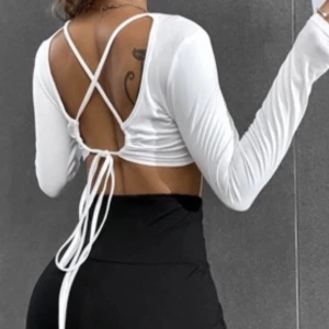 Crop top - Crop top med öppen rygg som aldrig använts  Storlek Xs Frakt ingår i priset 