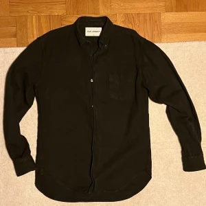 Our Legacy skjorta 50 - Our Legacy skjorta str 50. Fint mörk olivgrönfärg. Inga defekter.